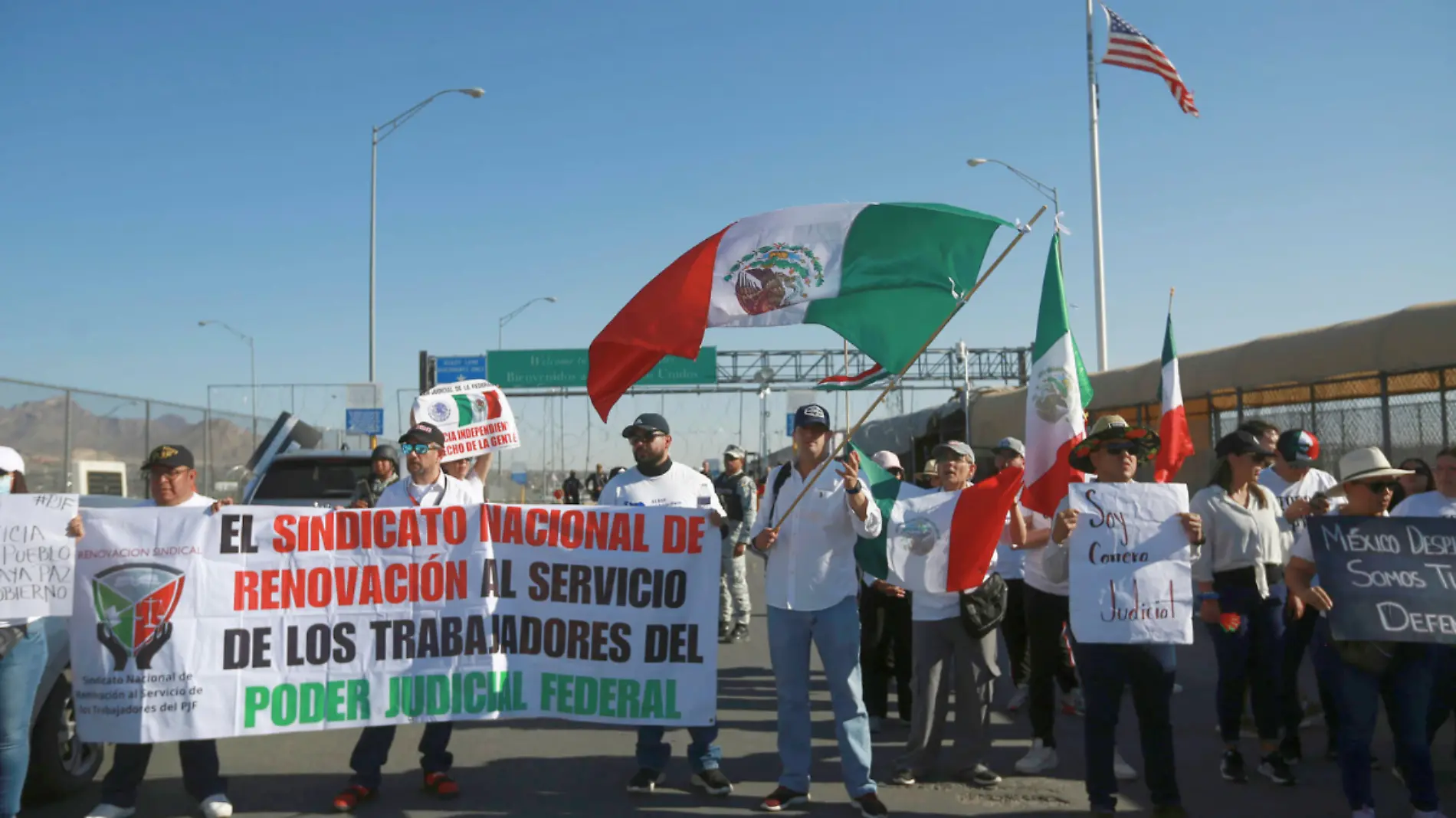 manifestantes en el paso